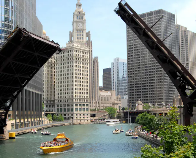 What to do in Chicago as a university student? - River Cruise