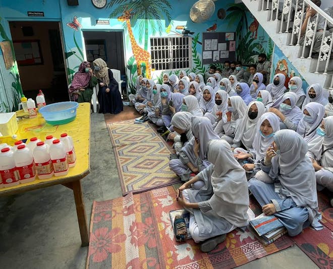 Studyportals Scholarship Winner Sidra Zahid Teaching STEM based curriculum on the wonders of water at a public school with Science Fuse (Personal archive)