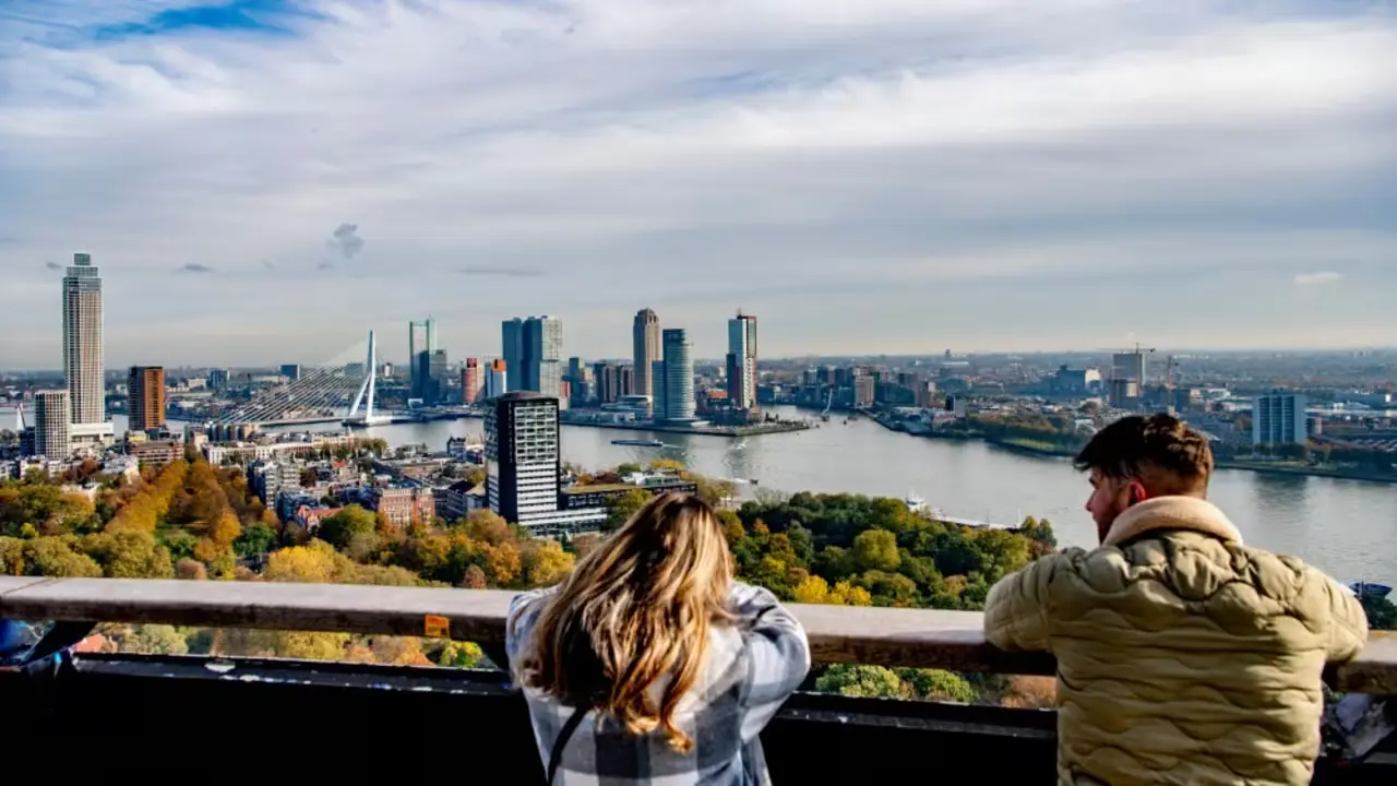 369862