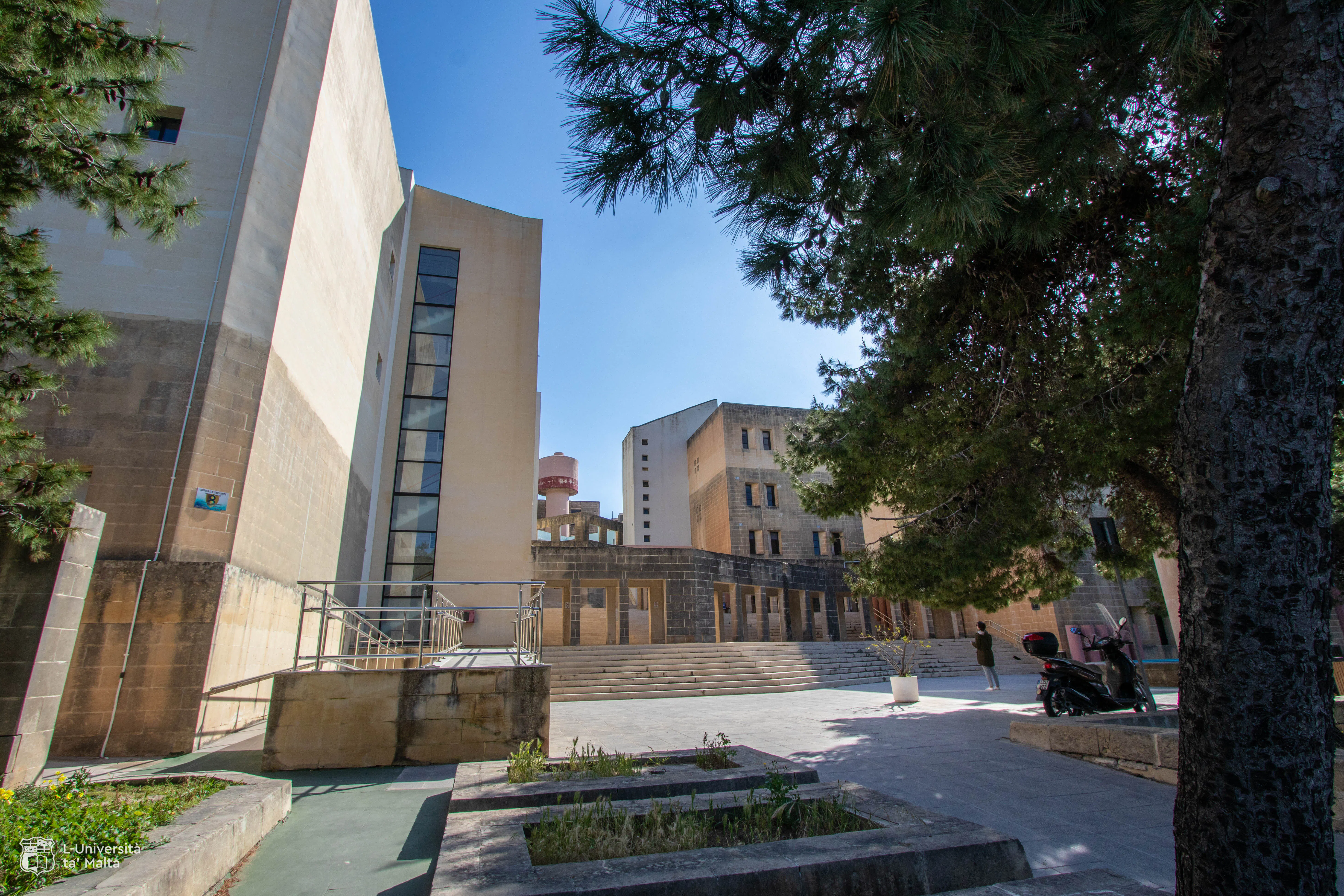 345843