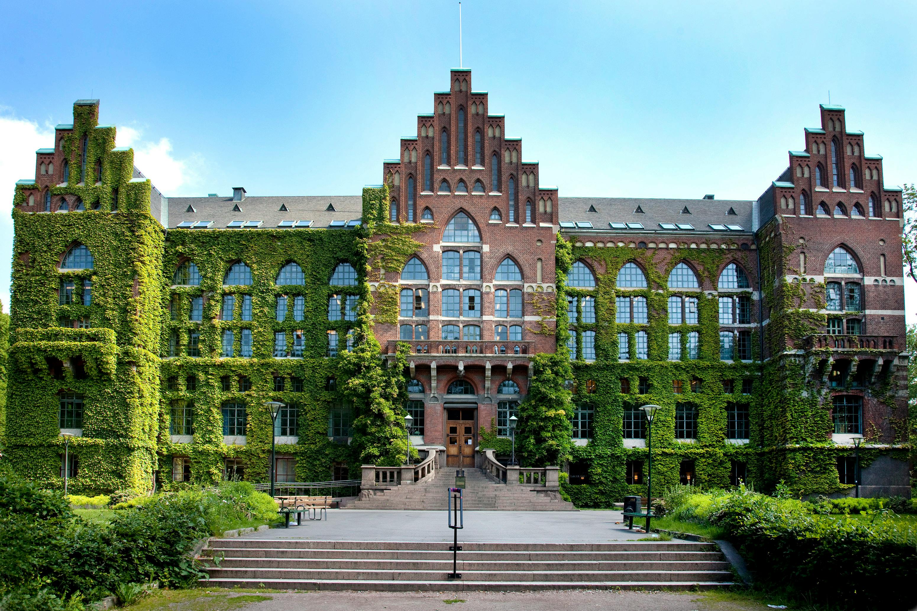 Лучшие университеты европы. Лундский университет Швеция. Королевский университет Белфаста. Королевский университет Канада.